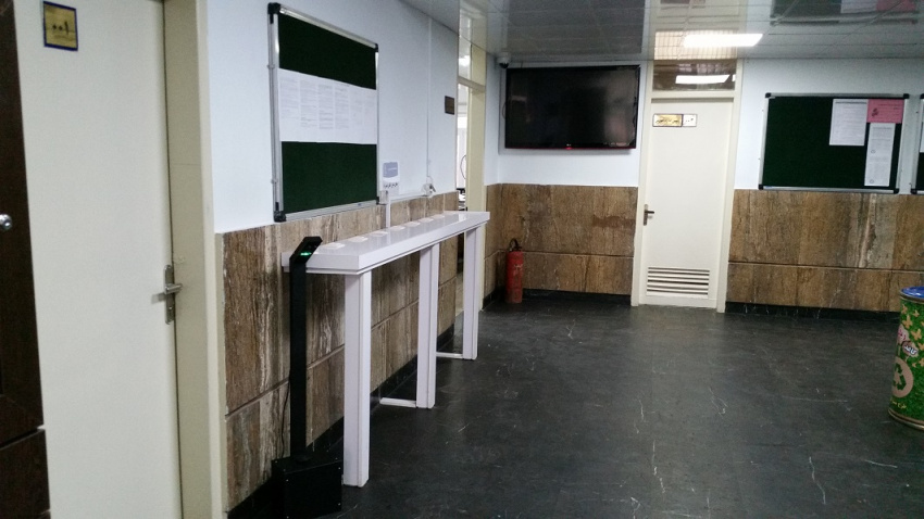 نصب دستگاه ضدعفونی کننده در ورودی دانشکده